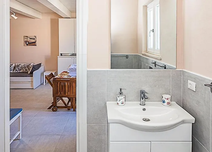 3 Bedroom Lovely In Виареджо