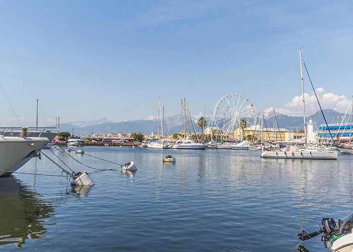 3 Bedroom Lovely In Apartment Viareggio